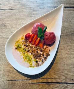 Skyr à la fraise, Sorbet framboise, brisure de granola et poudre de pistache